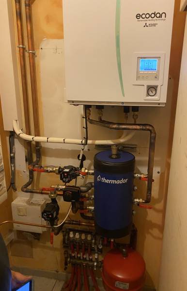 Installation d'une pompe à chaleur AIR/EAU MITSUBISHI 12 KW à  LUCENAY (Rhône Alpes)