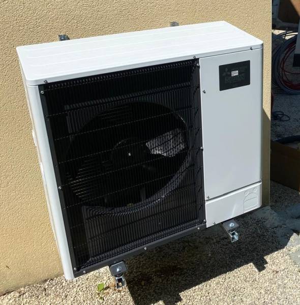 Installation d'une PAC AIR/EAU type ECODAN SPLIT 8 SILENCE - Monophasé - Marque  : MITSUBISHI à TREVOUX (Ain)